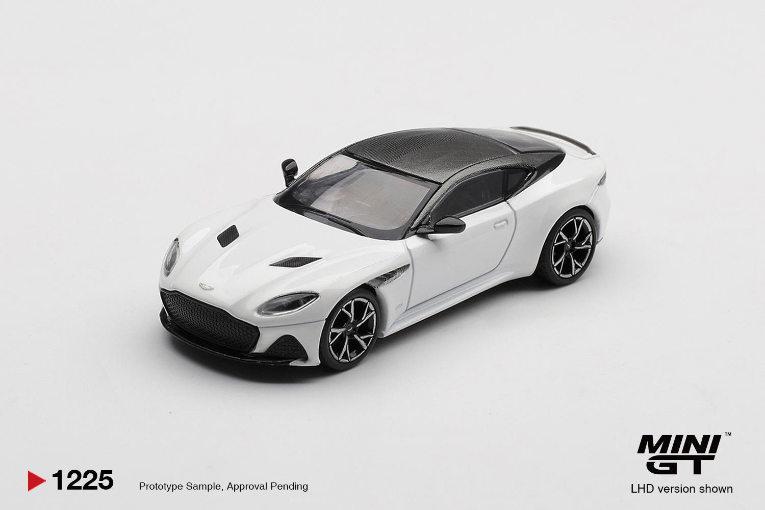 ASTON MARTIN DBS STRATUS WHITE