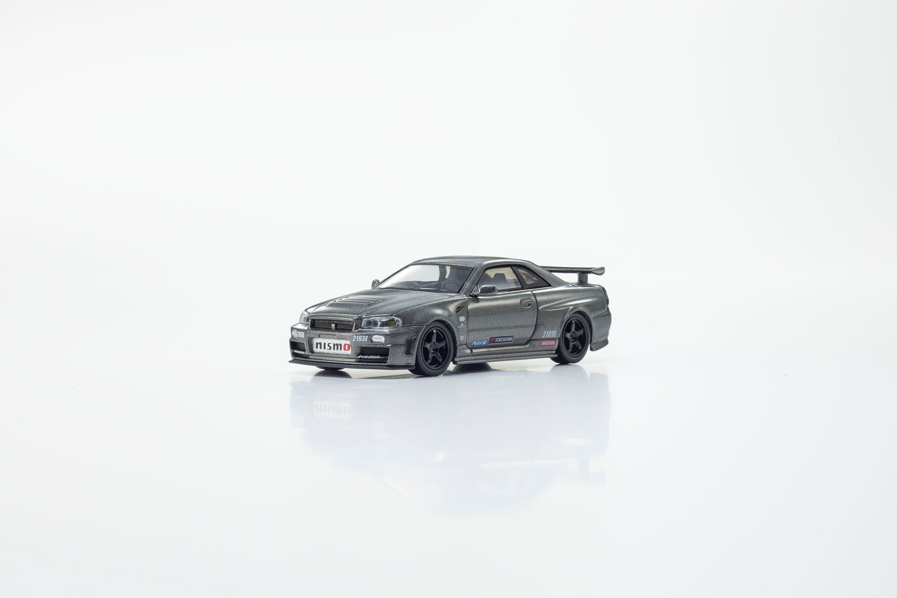 NISSAN SKYLINE BNR 34 GREY WITH MOTN LED BASE